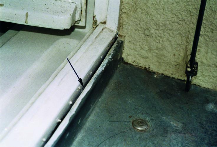 Anschluss der Fensterbankaufkantung zum Fensterblendrahmen in keiner fachgerechten Erneuerung