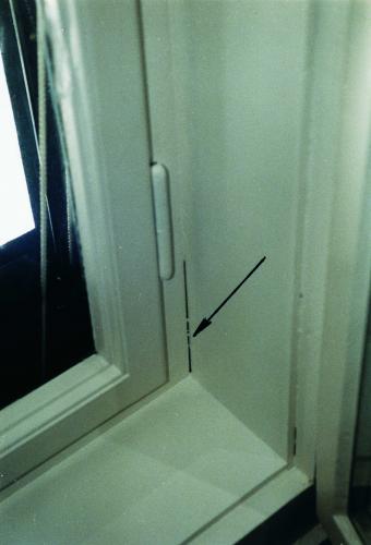 aufgerissene Fuge zwischen Zargenrahmen und Außenfenster nach nicht fachgerechten verschließen