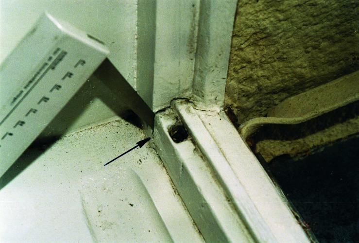 aufquillender Holzfensterrahmen durch Laugenrückstände