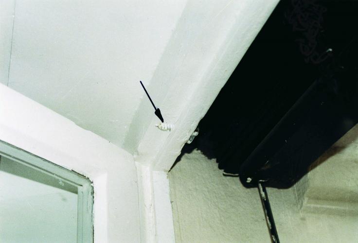 Befestigungsschraube die in den Konstruktionsfalz des Fensterrahmens gelang