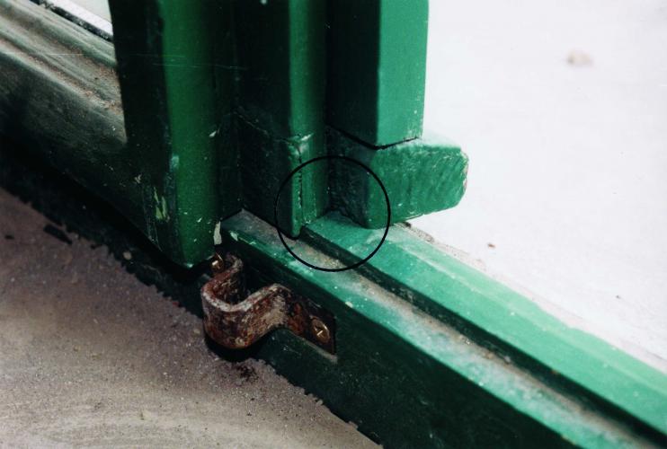 Fensterflügel der vollständig auf dem Blendrahmenprofil aufsitzt