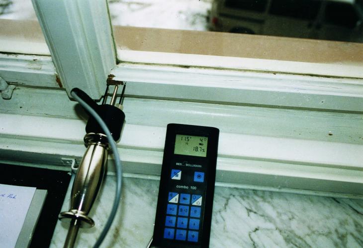 Holzfeuchte Messung an einem Außenfenster