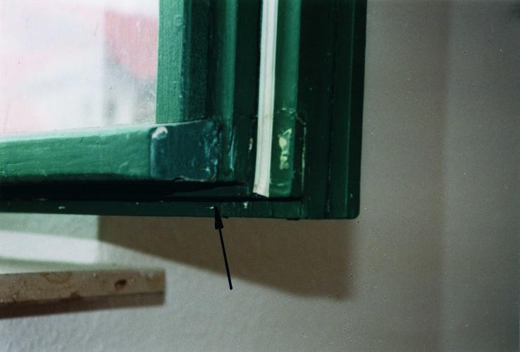 nicht erfolgte Abdichtung des unteren Konstruktionsfalzes