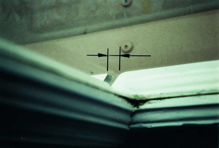 Spaltluft eines Fensters in Stulpkonstruktion im Bereich des Wetterschenkels