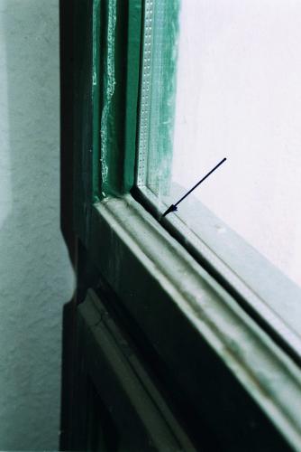 umgearbeitetes historisches Fenster zum Isolierglasfesnter ohne Abdichtung zwischen Glas und Rahmen