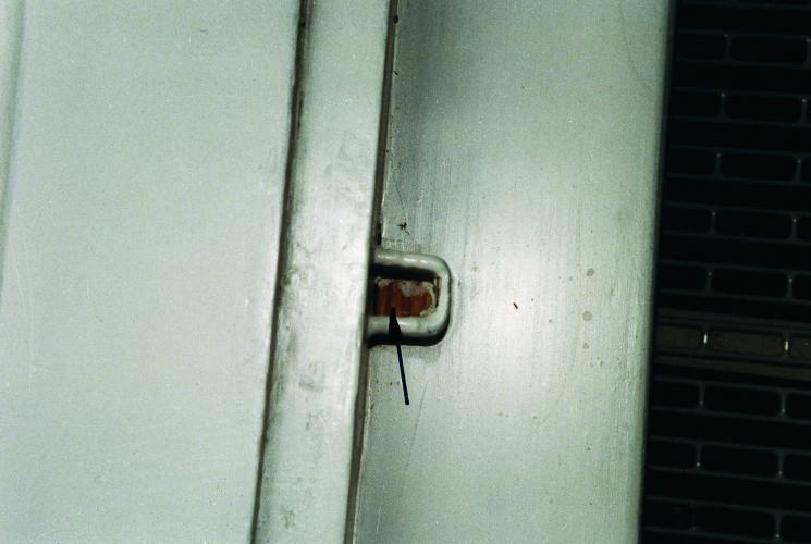 unzureichend aufgebrachter Anstrichaufbau im Bereich des Schließklobens