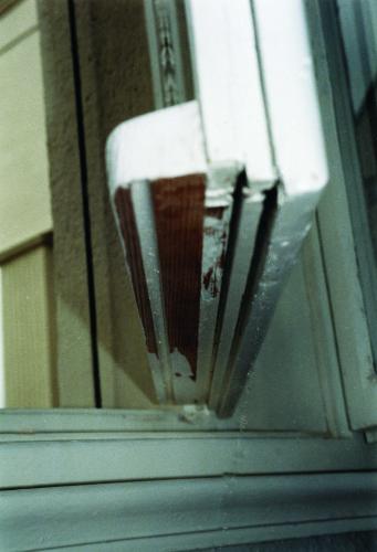 unzureichende Spaltluft des Konstruktionsfalzes zwischen Unterkante Fensterflügel und Blendrahmen