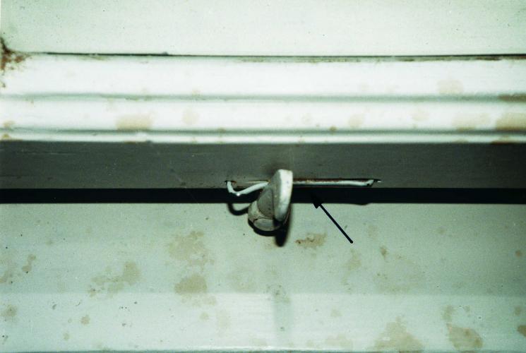 Vorreiber zur Schließunterstützung auf der Unterseite eines Fensters