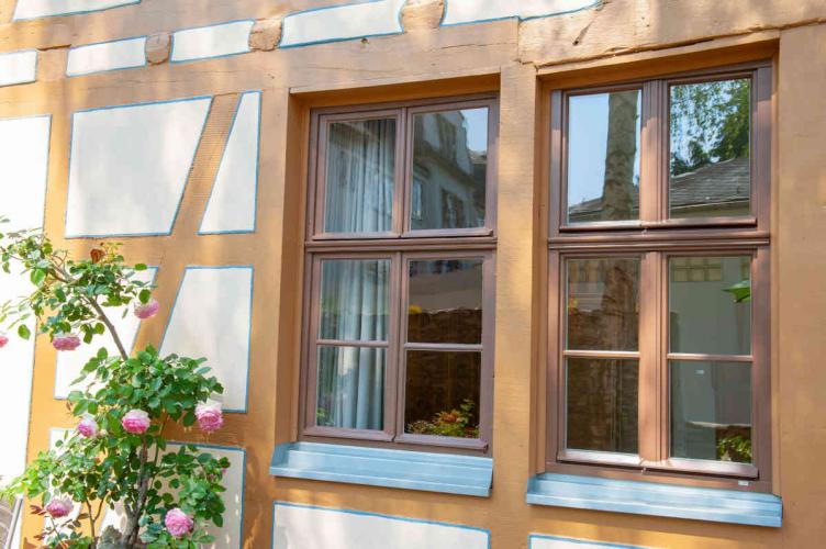 Fenstersprossen-Vergeleich: Links mit echter Einfachglas-Kittsprosse und rechts mit Isolierverglasung und Wiener Sprosse / Copyright: Diane Tesic www.diane-design.de