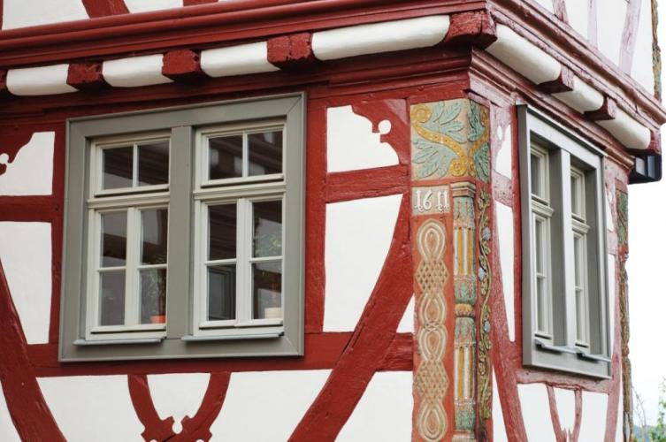Fenster mit schmalen Ansichtsbreiten in einem Fachwerkhaus