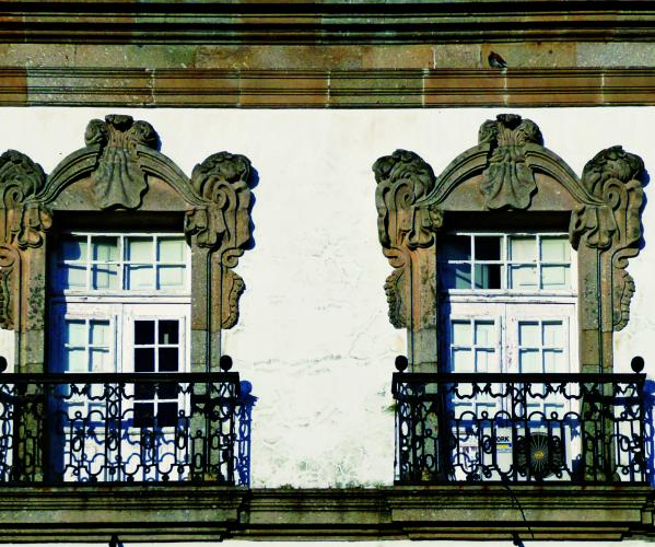 Barockisierende Fenstergewände mit Sprossenteilung in den Fenstertüren