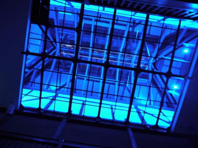 Die Glaskuppel erleuchtet bei Dunkelheit in bunten Farben 