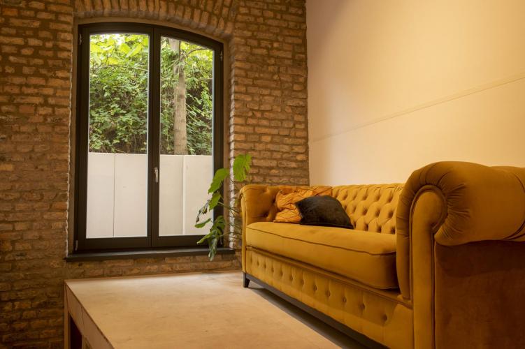 Die Couch für erholsame Arbeitspausen am Schallschutzfenster