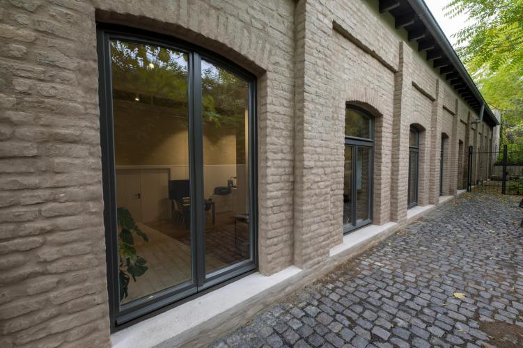 Schalldämmend und denkmalgerecht: Die Fenster an der Rückseite des Gebäudes