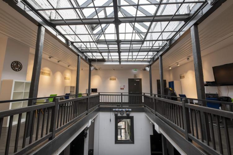 Die neue Glaskuppel bringt viel Licht in das Atrium