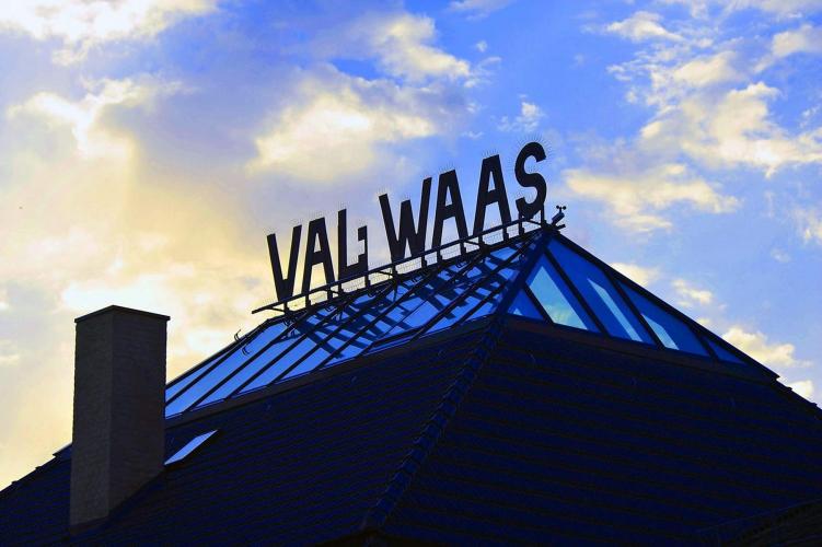 Das neue Glasdach mit Schriftzug Val Waas