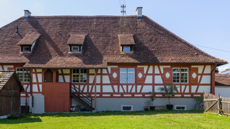 Die seitliche Fassade mit historischem Fenster (2.v.l.)