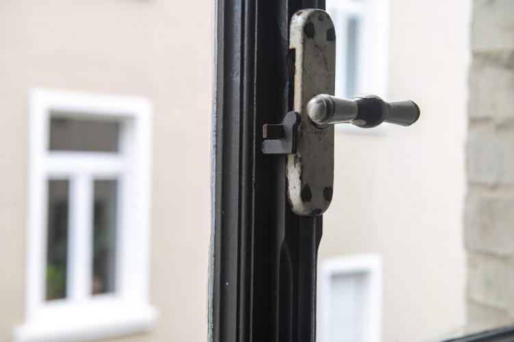 Historischer Fenster-Beschlag im Treppenhaus