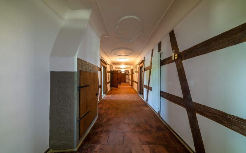 Der imposante Flur schafft Zugang zu allen Räumen