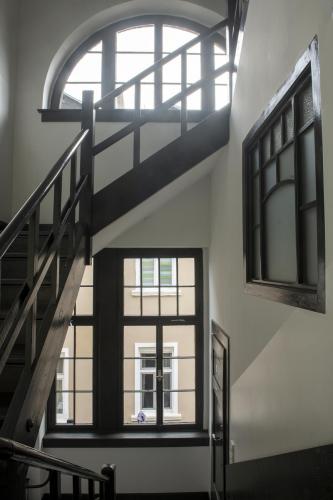 Die restaurierten bauzeitlichen Fenster im Treppenhaus