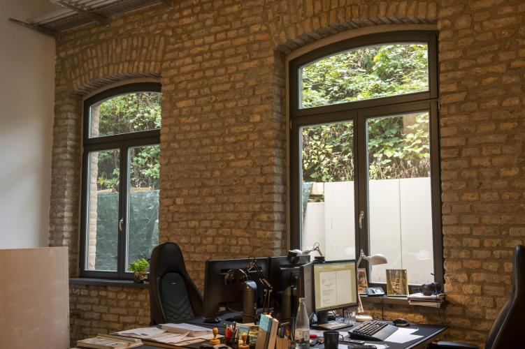 Büroräume mit Schallschutzfenstern in historischem Ambiente