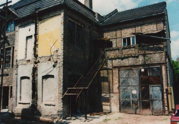 Schlechter Zustand des Fabrikgebäudes kurz vor der Sanierung