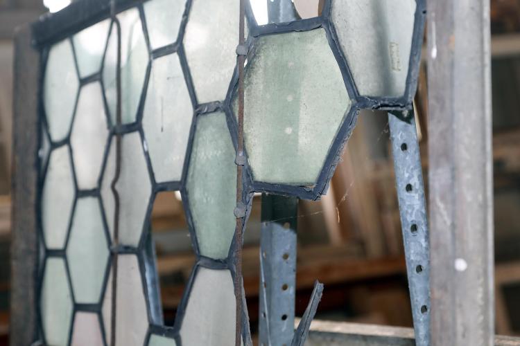 Bleiverglasung in einem historischen Fenster