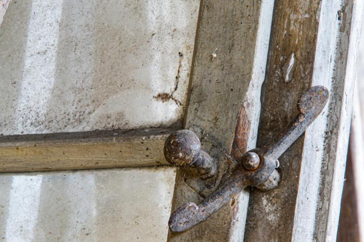 Detailaufnahme eines historischen Fensters