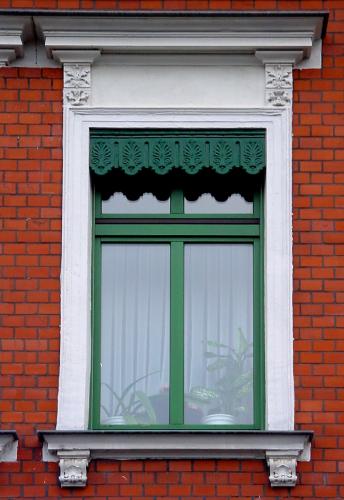 Lambrequin verziert und lackiert