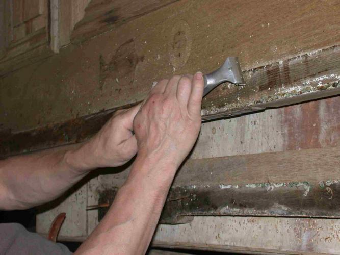 Farbreste und Kittverfüllungen entfernen