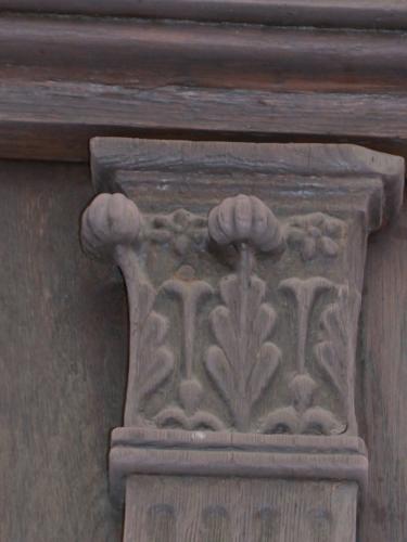 Kapitell mit Pflanzenornamentik, Schlagleiste mit Kanneluren