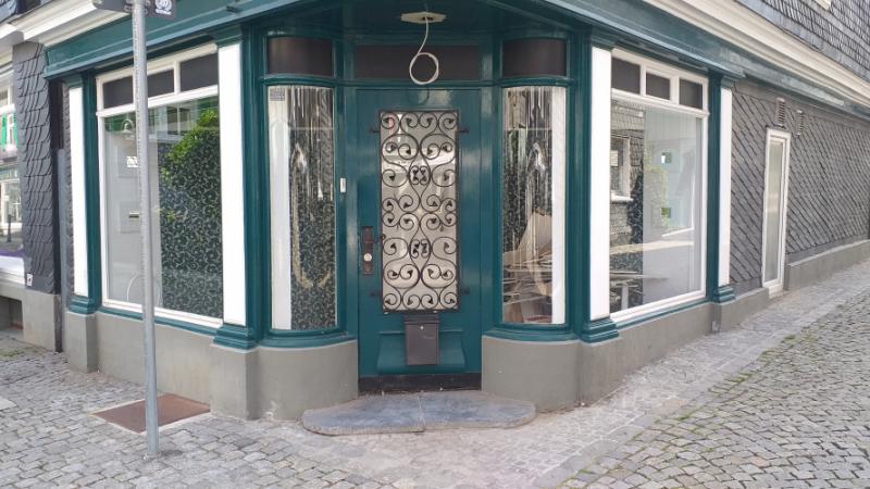 Ein weiteres Beispiel gelungener Schaufensterarchitektur mit gebogenen Scheiben