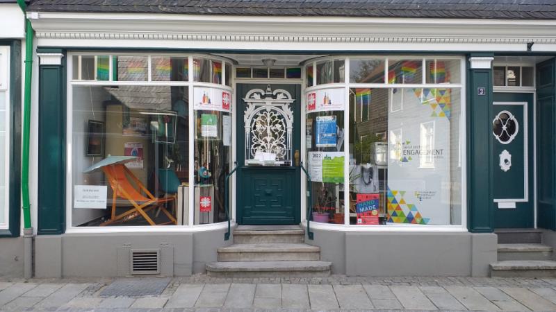 Der Wegfall von Ecken hat nichts Anstößiges: Geschickte Führung und psychologische Einladung der Kundschaft durch gebogene Schaufensterscheiben