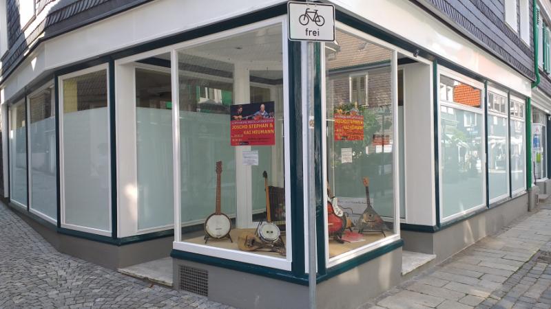 Geschickte Maximierung der Präsentationsfläche und Verlockung außerhalb der Öffnungszeit