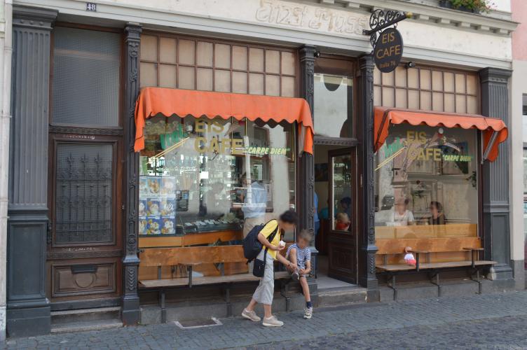 Beachtliche Ladenhöhe durch Einsatz großformatiger Oberlichter