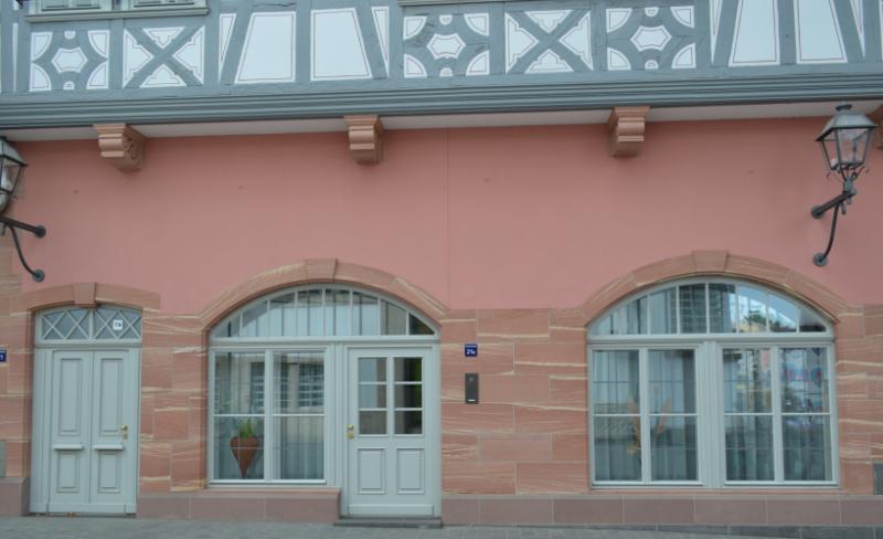 Die Geburtstunde des heutigen Schaufensters: Ab Mitte/Ende des 17 Jh. konnten erstmals auch größere Glastafeln in somit auch größer dimensionierte (Schau-) Fensterelemente eingesetzt werden.