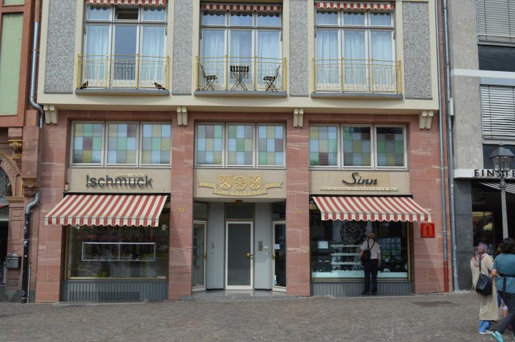 In Situ und Toto: Ungestört überliefertes Gebäude aus den 1950er Jahren mit Schaufensteranlagen