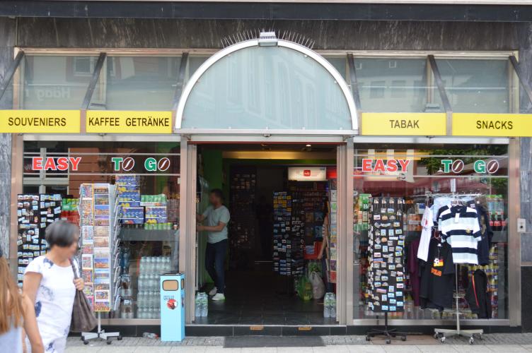 Unpassende Schaufensteranlage in einem Baudenkmal in einer denkmalgeschützten Altstadt