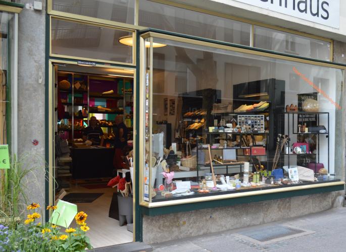 Eloxierte Aluminiumprofile und aus der Fassade herausragendes Schaufenster