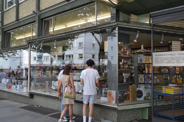 Die großzügige Ausleuchtung der Schaufenster und Waren sorgen auch abends und in der dunkleren Jahreszeit für Kaufanreize.