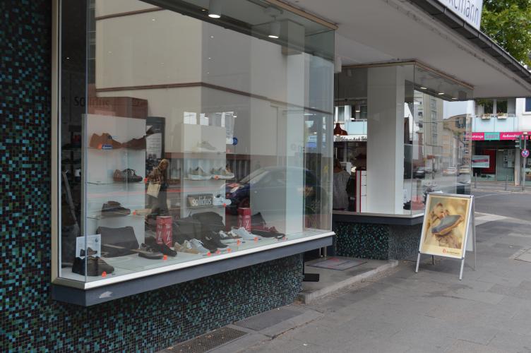 Minimale Rahmenanteile und eine maximale Präsentationsfläche, die den eigentlichen Verkaufsraum verlässt und die Ware in den öffentlichen Bereich hinein präsentiert. Große Dachüberstände und tief liegende Eingangszonen sind ideal geeignet, auch bei schlechtem Wetter Unterschlupf und Kaufanreize zu gewährleisten.