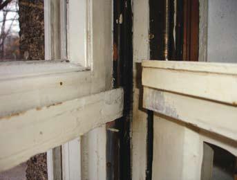 Ineinandergreifende Stahlwinkel dichten das Fenster optimal ab.