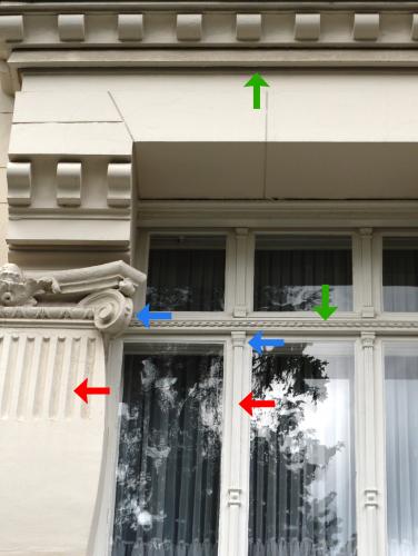 Zahnschnittfriese, Volutenkapitell und Kanneluren