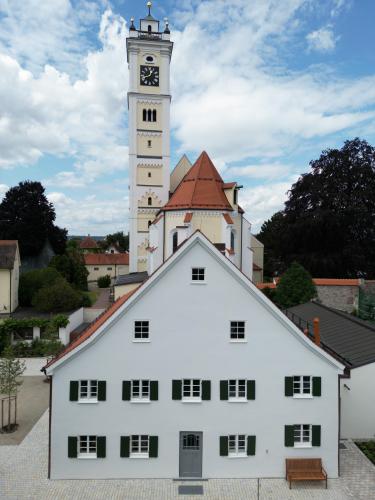 Waaghaus Türkheim mit der Kirche im Hintergrund