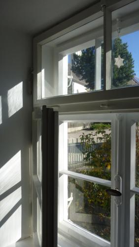 Überlagerung von Fenstersprossen in einem Kastenfenster