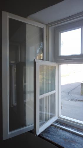 Ungeteilter neuer Innenflügel vor dreiteiligem Galgenfenster