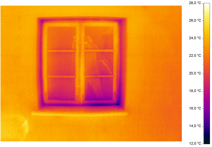 Innenaufnahme eines Fensters mit der Wärmebildkamera, Bauernhaus Unterbergen, 1.OG West (4. Januar 2010, 22:00 Uhr. Außentemperatur -7°C, Raumtemperatur 18,1°C)
