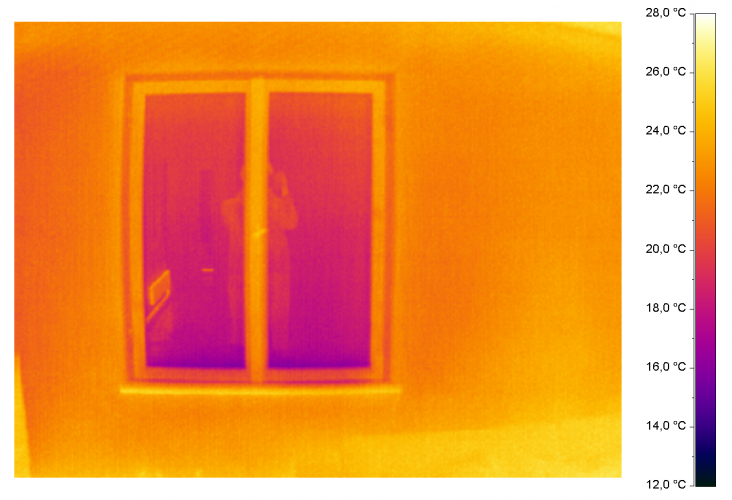  Innenaufnahme eines Fensters mit der Wärmebildkamera, Bauernhaus Unterbergen, 1.OG Nord (4. Januar 2010, 22:00 Uhr. Außentemperatur -7°C, Raumtemperatur 18,3°C)