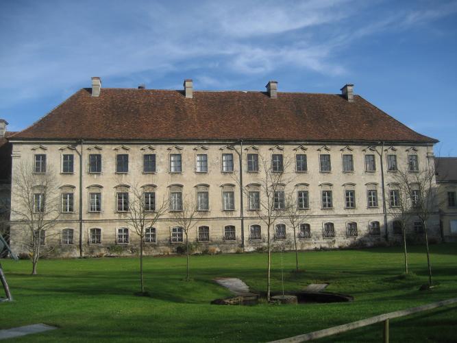Hauptfassade des Prälatenstocks, Zisterzienserkloster Raitenhaslach