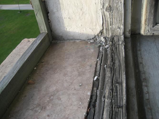 Zerstörtes Rahmenholz durch fehlerhaft eingebaute Natursteinsimse, Zisterzienserkloster Raitenhaslach